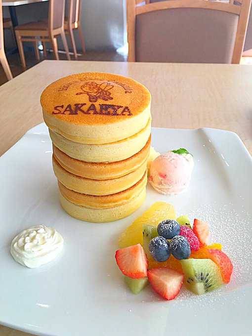 一体何段あるの カステラ専門店が経営するカフェのパンケーキが凄いと話題に Fundo