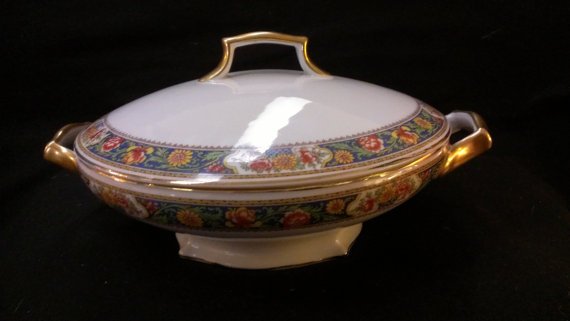 DigginThruTheAt's tweet photo. https://t.co/TUVBgYzuSj Covered Vegetable Dish #ourvintagehour #Limoges #servingpiece #vegetabledish #1920s https://t.co/Mf3H94xxS0
