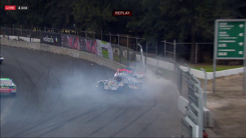 CronoMx's tweet photo. Fuerte golpe de @irwinvences curva 3  en lap 122 https://t.co/Wo47VyZqLc