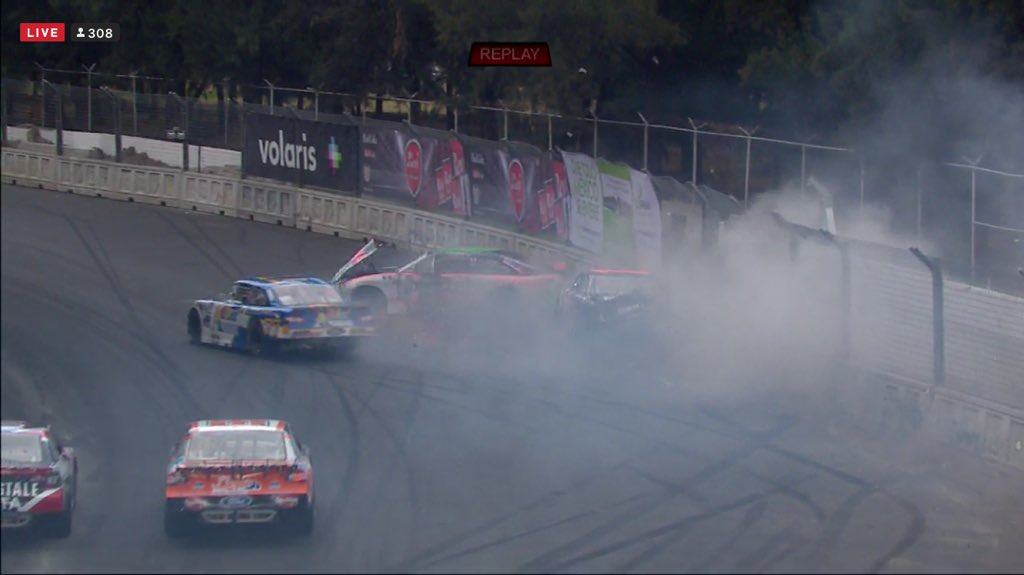 CronoMx's tweet photo. Fuerte golpe de @irwinvences curva 3  en lap 122 https://t.co/Wo47VyZqLc