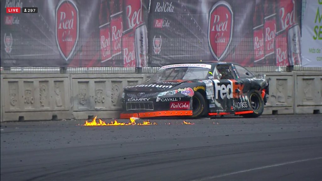 CronoMx's tweet photo. Fuerte golpe de @irwinvences curva 3  en lap 122 https://t.co/Wo47VyZqLc