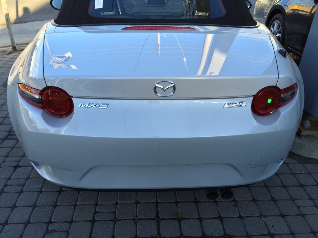 NDMX5's tweet photo. A closer look at the Ceramic Metallic colour. You have to compare to a true white to really see the "silver"... https://t.co/tiVXUhB52Q