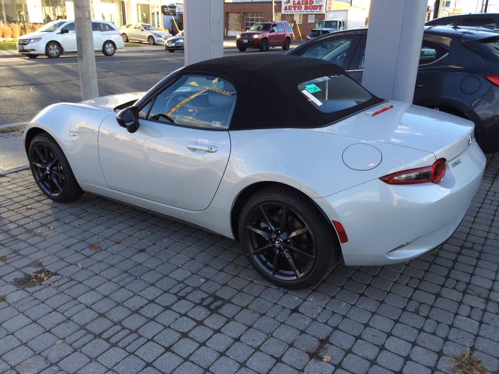 NDMX5's tweet photo. A closer look at the Ceramic Metallic colour. You have to compare to a true white to really see the "silver"... https://t.co/tiVXUhB52Q
