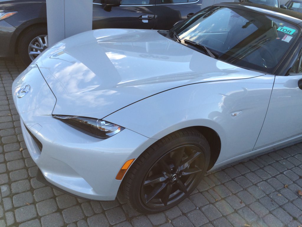 NDMX5's tweet photo. A closer look at the Ceramic Metallic colour. You have to compare to a true white to really see the "silver"... https://t.co/tiVXUhB52Q
