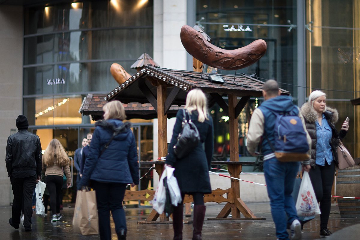 MENnewsdesk's tweet image. Pictures: Work begins to put Manchester's Christmas Markets up manchestereveningnews.co.uk/whats-on/whats…