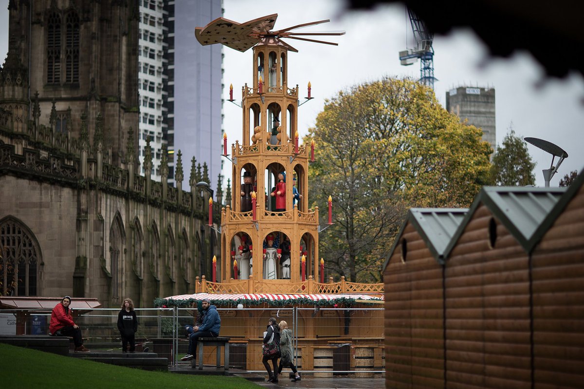 MENnewsdesk's tweet image. Pictures: Work begins to put Manchester's Christmas Markets up manchestereveningnews.co.uk/whats-on/whats…