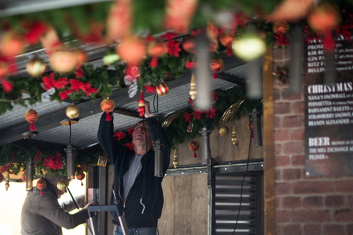MENnewsdesk's tweet image. Pictures: Work begins to put Manchester's Christmas Markets up manchestereveningnews.co.uk/whats-on/whats…