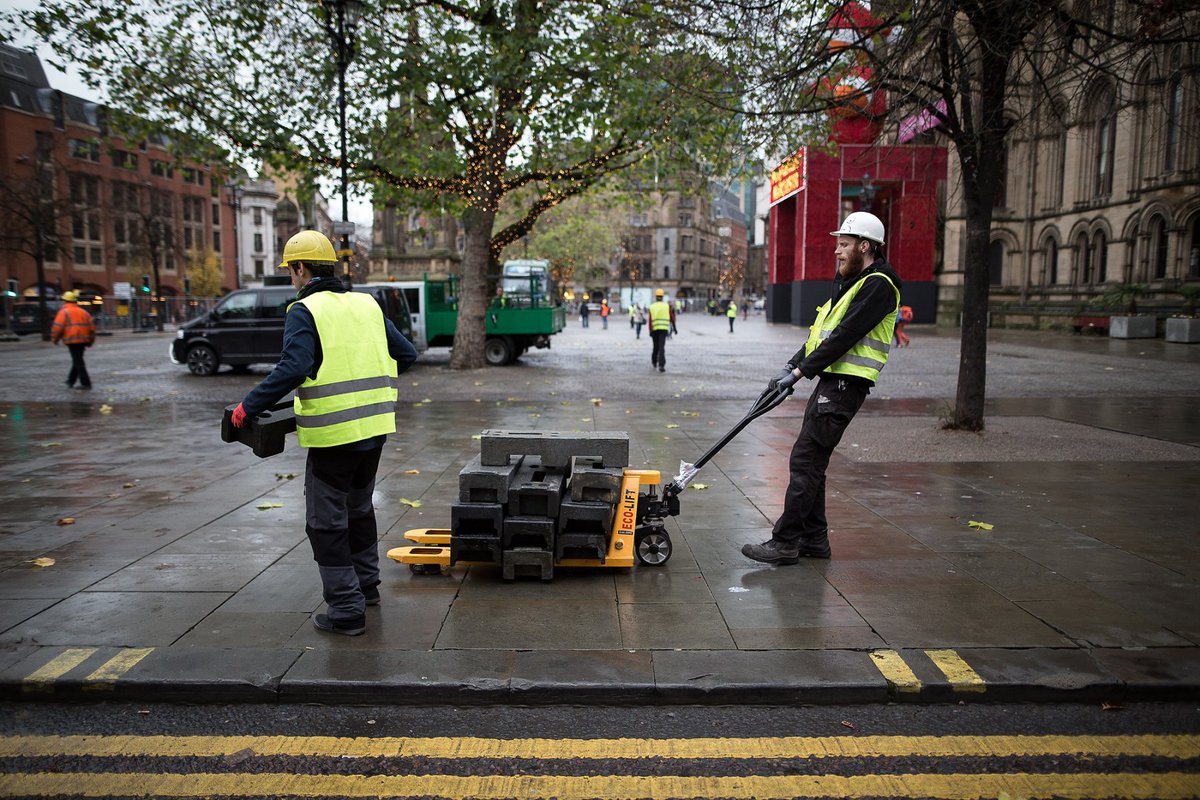 MENnewsdesk's tweet image. Pictures: Work begins to put Manchester's Christmas Markets up manchestereveningnews.co.uk/whats-on/whats…