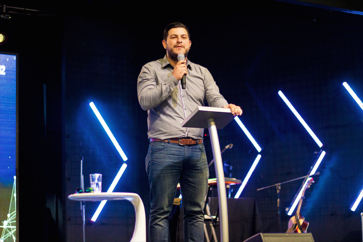G12Chile's tweet photo. Christian Espinal nos lleva a volver a honrar a Dios con nuestras ofrendas como David lo hizo #UnNuevoComienzoCL https://t.co/2pA1EWVMzA