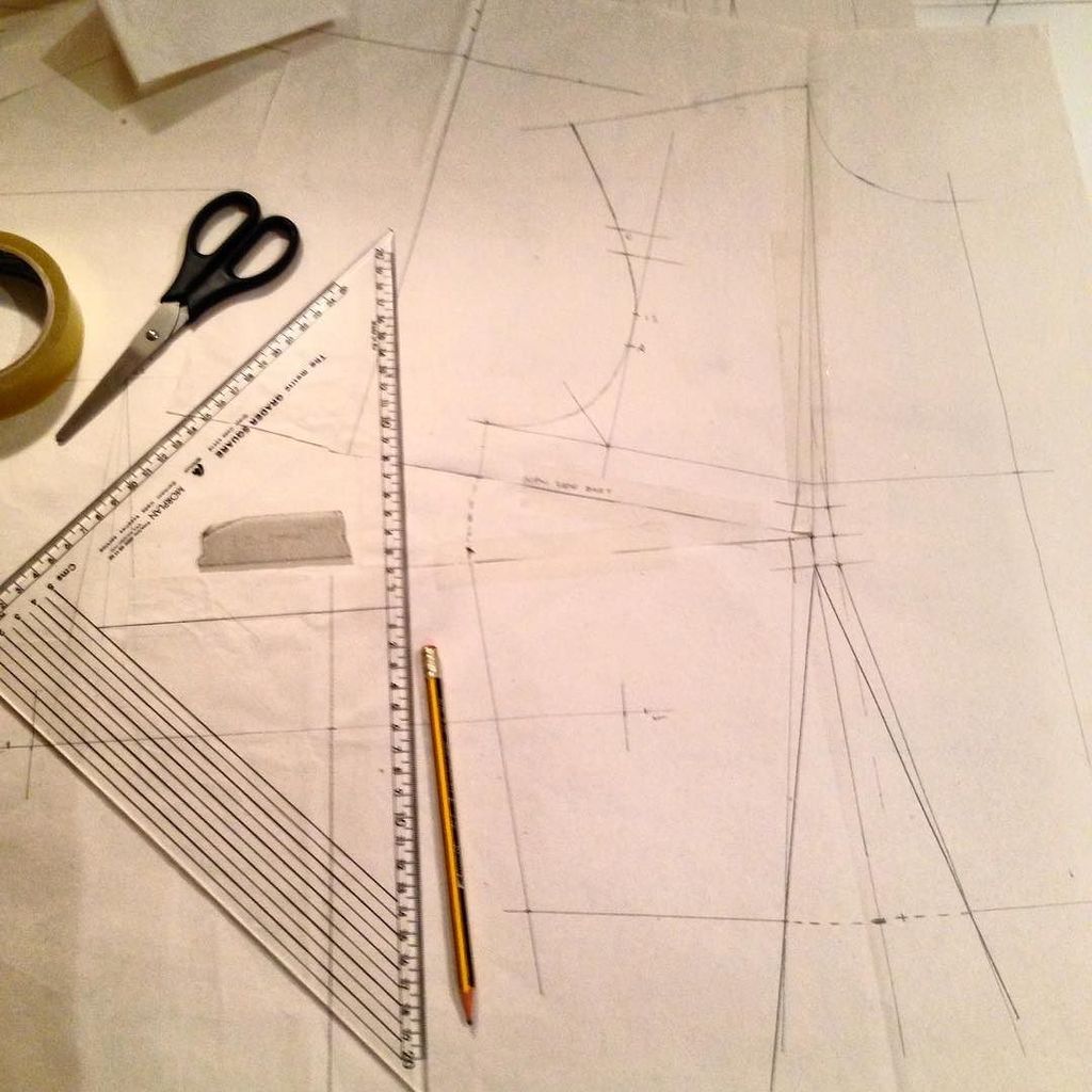 findpolly's tweet image. Working on my cropped jacket pattern... getting their slowly ✂️❤️ #sewinghappy #patterncut… ift.tt/1iMfkgX