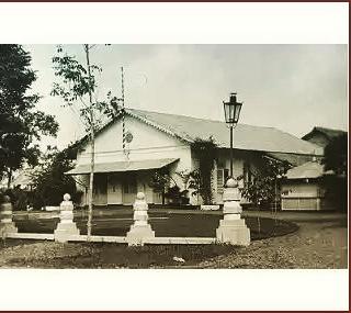 jember0km's tweet photo. Ada yg tahu ini gedung apa? Ini tempat yang punya cerita #sejarah pake banget.

#Clue letaknya di jalan pb sudirman https://t.co/DkjvQTAXxK