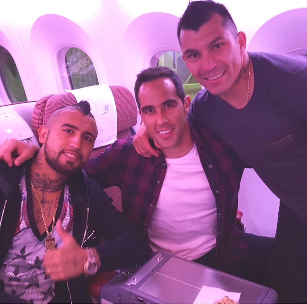MedelPitbull's tweet photo. Partimos a nuestro chile querido !! 
Con dos grandes amigos @C1audioBravo y @kingarturo23 
🇨🇱⚽️🇨🇱 vamos Chile ! https://t.co/iiicroBVqk
