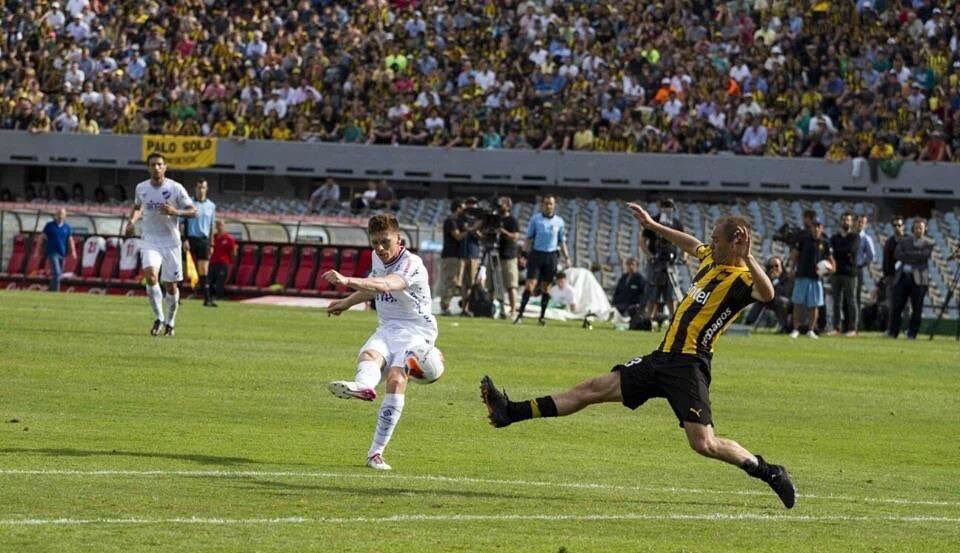 banewur's tweet photo. Postales que dejó el clásico. @ColoRomero19 y Aguirregaray los goles. 1-1 que futbolísticamente dejó poco... https://t.co/EeETTM93jj