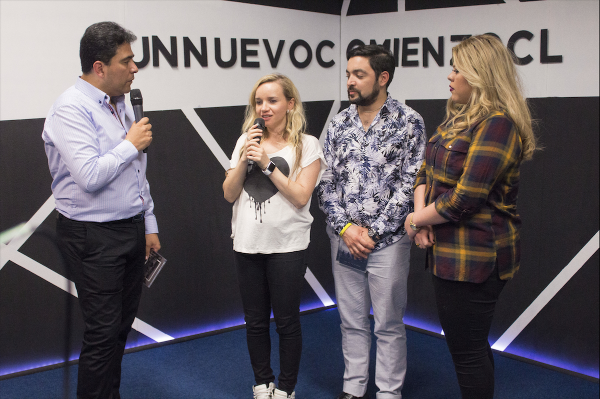G12Chile's tweet photo. La pastora @LorenaCast en #TheBox nos muestra la última producción #TuLuzBrilla de @SoulfireRev #UnNuevoComienzoCL https://t.co/7uyzBnWIcV