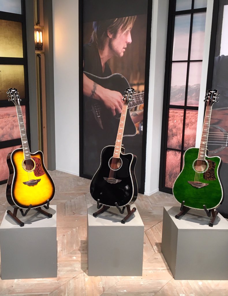 KeithUrban's tweet photo. Only 10 minutes left!!!! #KeithAtHSN https://t.co/vAhxZsgpgX