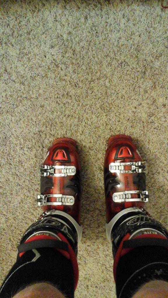 MxNationalsFan's tweet photo. Got my comfys on. They feel puuurrrrfect and we're ready to do this. Let's get it on. #SKIUTAH @SkiUtah #UtPow https://t.co/7p7QDFCXOZ