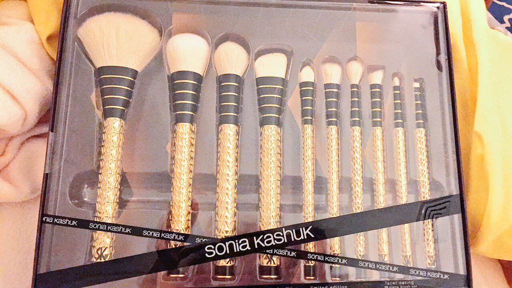 Kati3phillips's tweet photo. @BGorgeousGuurrl you inspired my makeup haul today 🙌🏻💁 https://t.co/OOzDYHPxuC