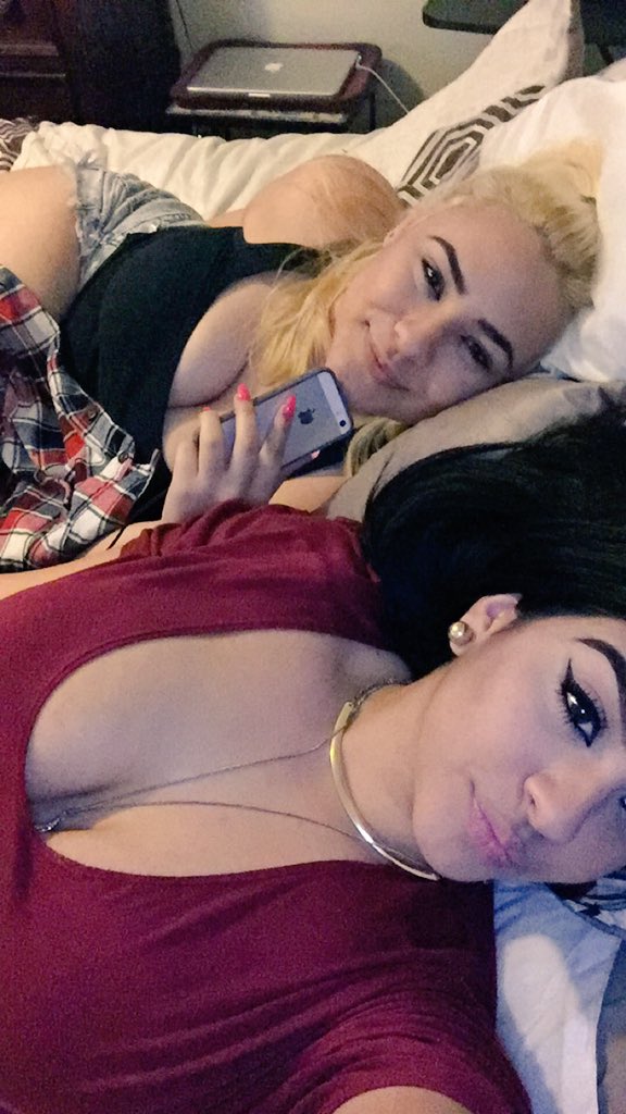 38laflare's tweet photo. Fuck that bitch, we don't need that hoe! 🖕🏻😂💘 #MyPartnaDem @aileenmatoss https://t.co/8pJCGzikJo