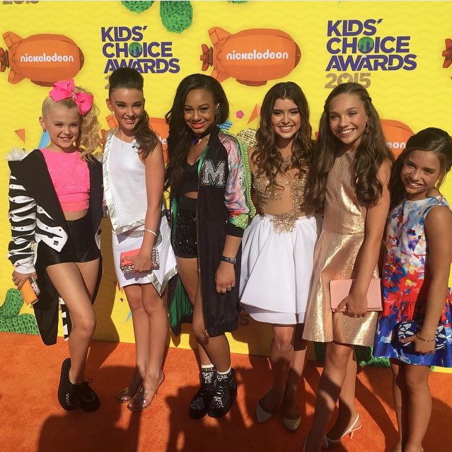 maddiezigler_'s tweet photo. Here with the crew from dance. https://t.co/gMskTncqB9