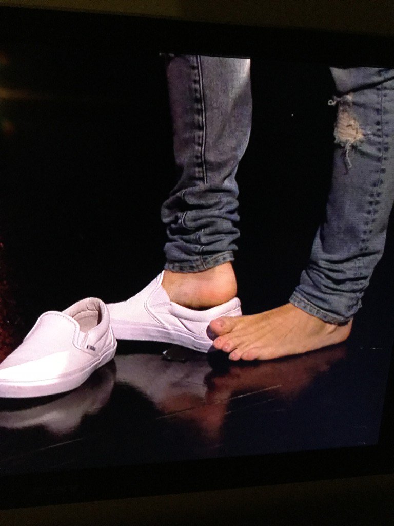 wearing vans without socks