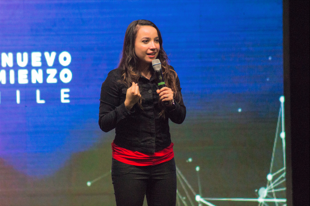 G12Chile's tweet photo. La pastora @SaraG12 nos impulsa a ser roca. ¡Declara: Yo soy roca, nada me va a mover! #UnNuevoComienzoCL https://t.co/hsHiR5b7rG