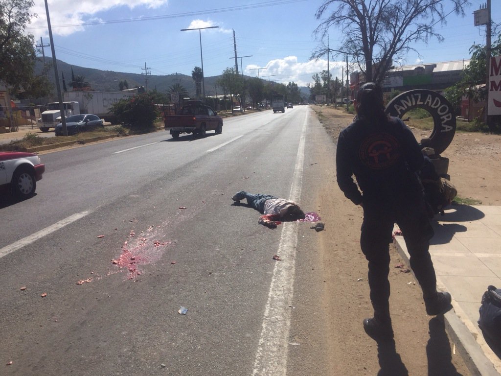 MAKC_accidentes's tweet photo. #Accidente atropellado por un urbano adelante de #Vigera  con dirección a Etla #Oaxaca vía #ZonaCeroRekt2 https://t.co/ilnnf5xJZ8