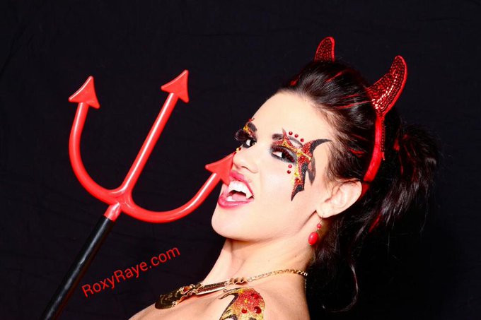 I'll be seeing you in your darkest nightmares later tonight...😉New photoset up on my site tomorrow! #evilqueen<a href="/tag/evilqueen"class="tags"><span>#evilqueen</span></a>