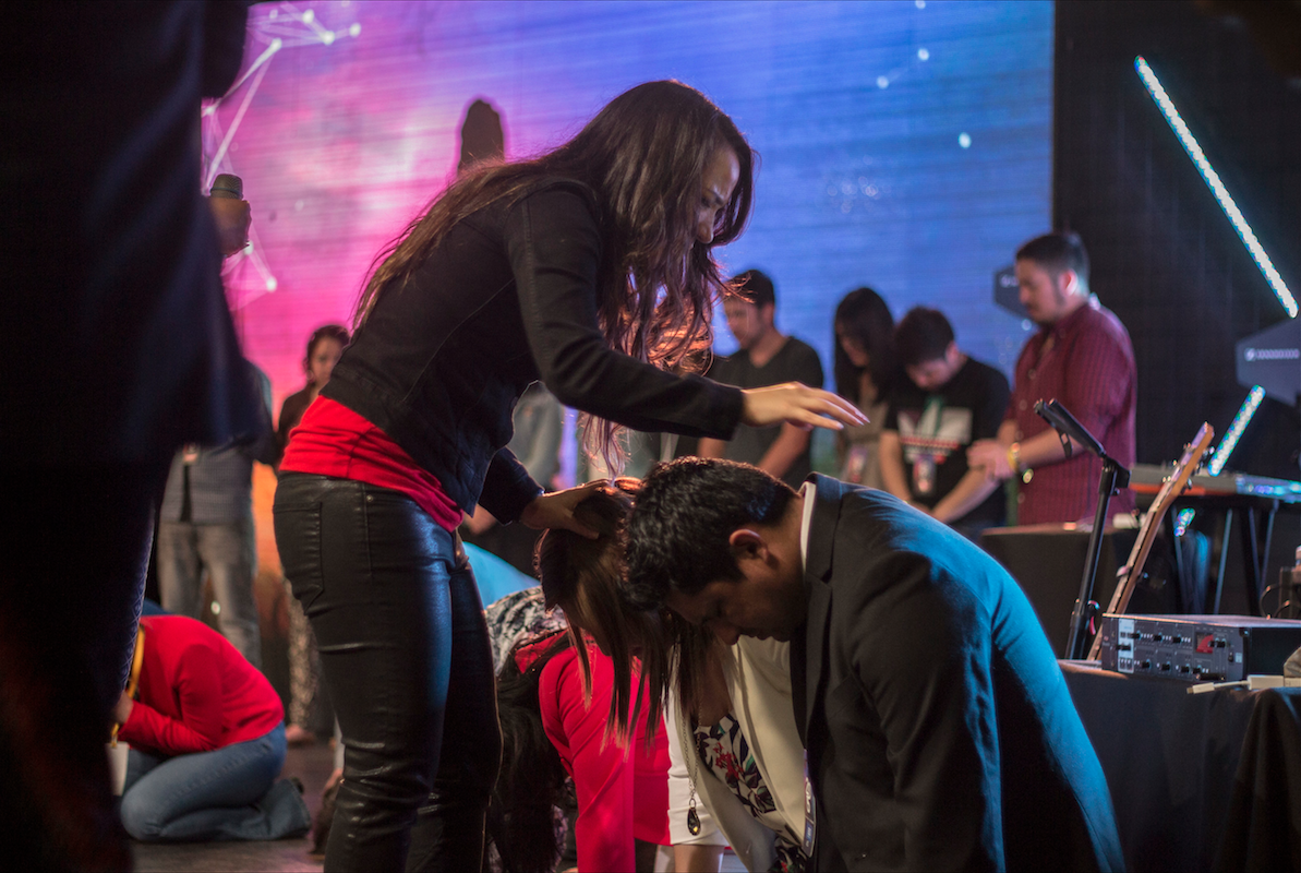 G12Chile's tweet photo. La pastora @SaraG12 unge a los pastores y ministerios de la MCI Chile. ¡Dios desata la unción! #UnNuevoComienzoCL https://t.co/aV9qsFTtBN