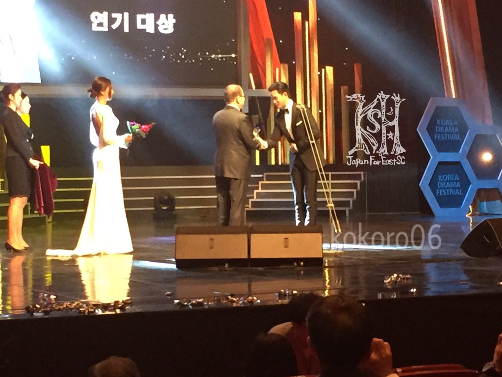 kokoro_harmony's tweet photo. もう1ヶ月経ってしまった…大賞受賞のあの感動から… #kda2015 #koreadramaaward2015 1009  #KSH #김수현 #KimSooHyun #キムスヒョン #金秀賢 #KSH日本極東星団 #일본극동 https://t.co/CH0zKMCiuJ