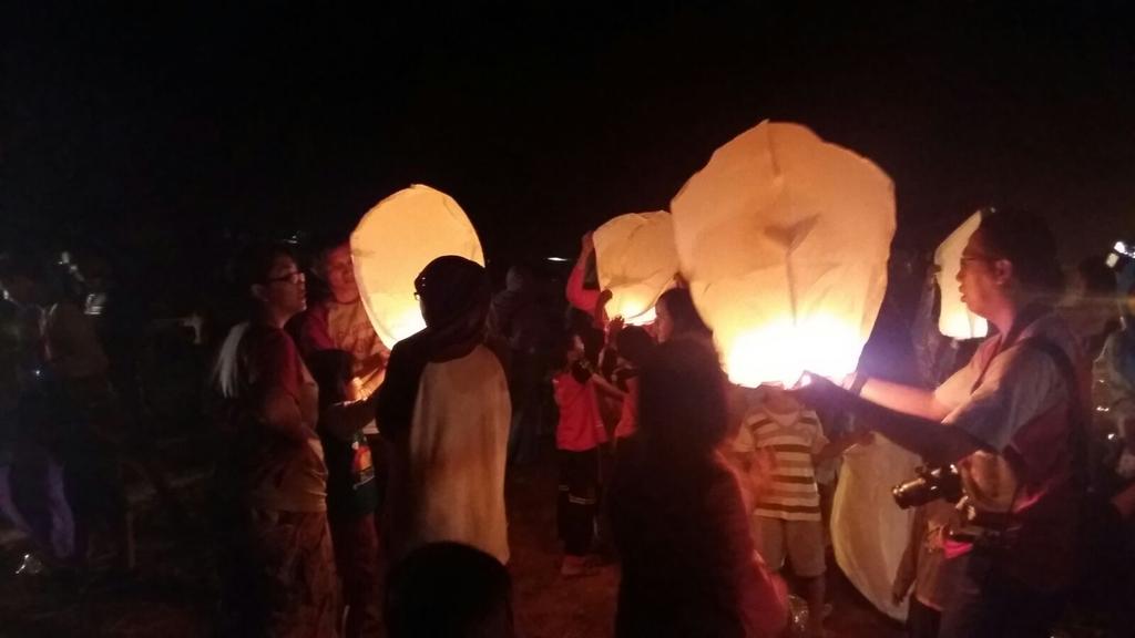 ERCIJogja's tweet photo. Sepenggal kegiatan menerbangkan lampion #Touring #ERCI #Ertiga #Pacitan @ertiga_ID @Keluarga_Ertiga @Suzuki_SBM https://t.co/64uC3jNYmN