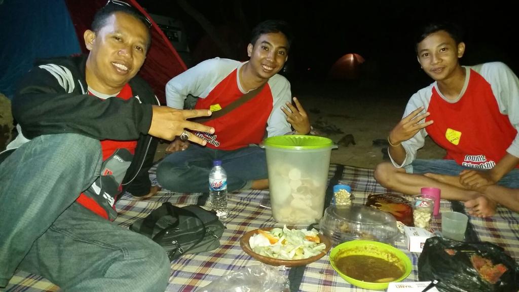 ERCIJogja's tweet photo. Sepenggal kegiatan menerbangkan lampion #Touring #ERCI #Ertiga #Pacitan @ertiga_ID @Keluarga_Ertiga @Suzuki_SBM https://t.co/64uC3jNYmN