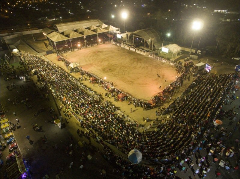 ExpofeiraAP2015's tweet photo. Público já começa a tomar conta da arena de shows da #expofeiraap2015 para o show de @lucaslucco. #vaisertop https://t.co/EoDNjlhOGl