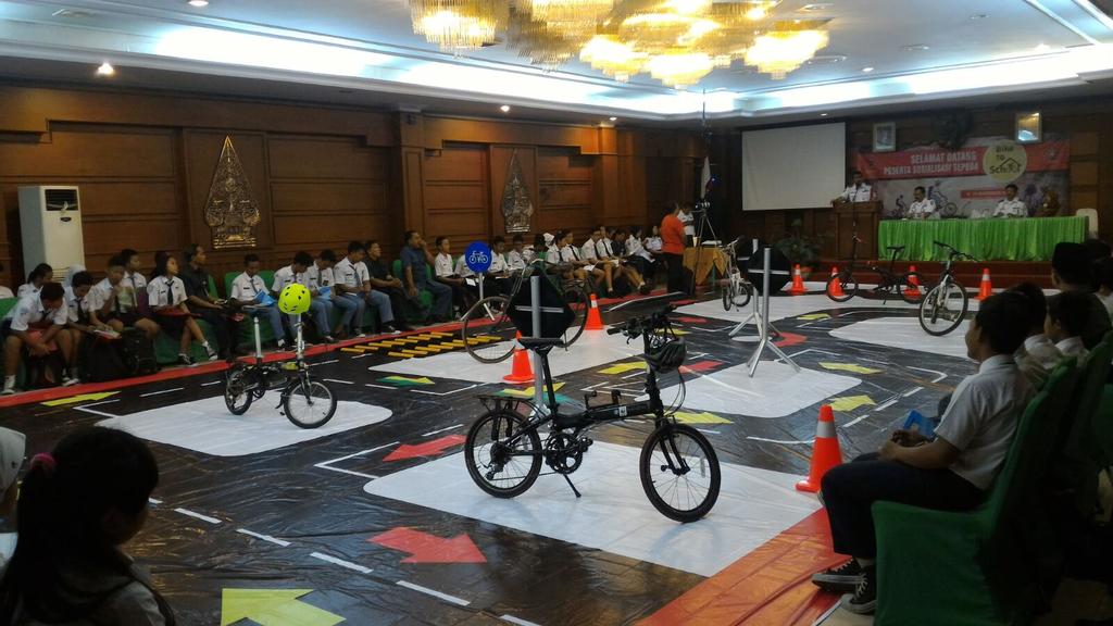 dianmiyoto's tweet photo. #AyoNgepit RT @B2WIndonesia: pagi ini,sosialisasi keselamatan #bersepeda bg pelajar kota cc @kotakitaorg @SoloLFR https://t.co/uCwANrYK3X
