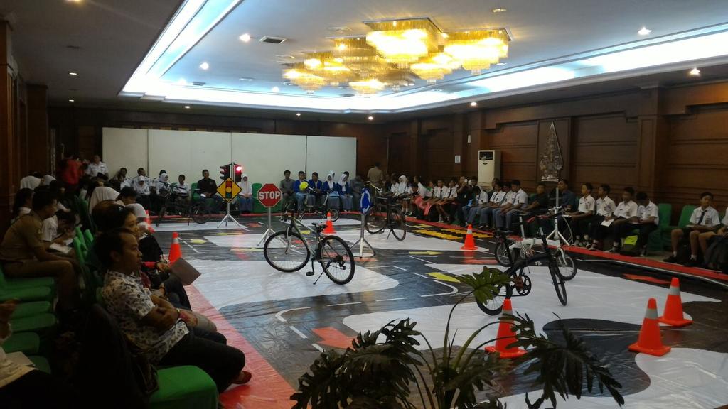 dianmiyoto's tweet photo. #AyoNgepit RT @B2WIndonesia: pagi ini,sosialisasi keselamatan #bersepeda bg pelajar kota cc @kotakitaorg @SoloLFR https://t.co/uCwANrYK3X