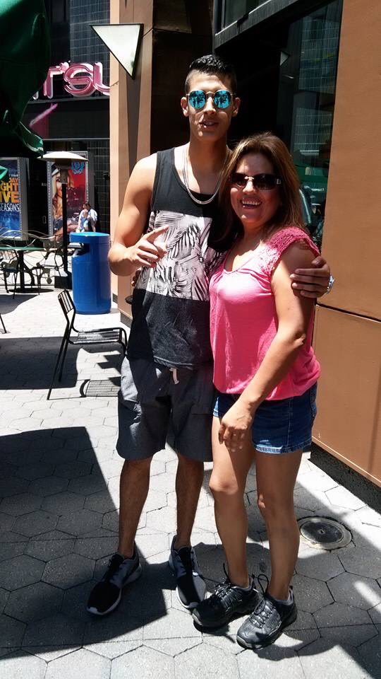 AlbsArmyUpdates's tweet photo. #SlefieForAlb my momma miss you ππ #AlbsArmy @AlBBasurto https://t.co/1dCCxX9DFp