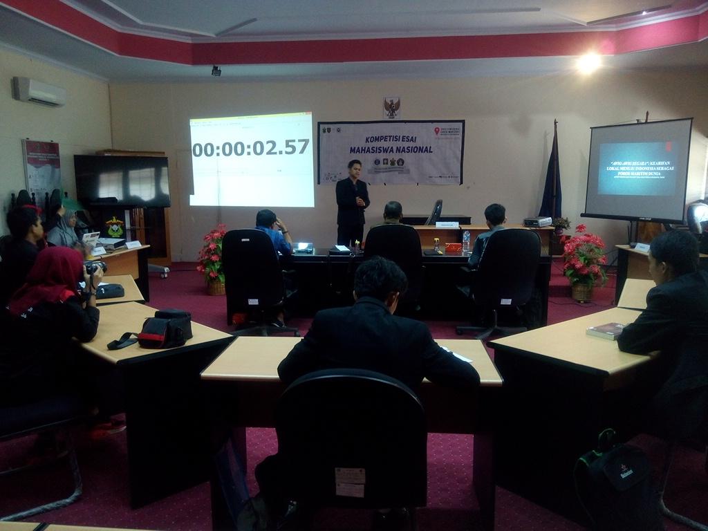 presentator ketiga kompetisi esai dalam KERTAS 2015.