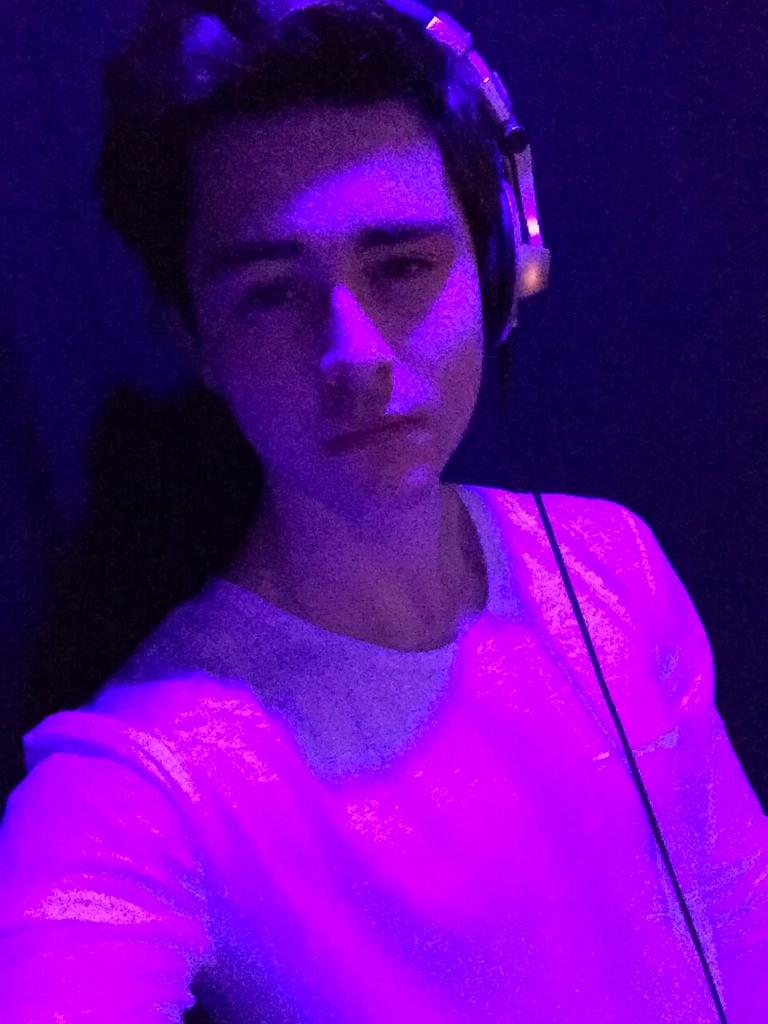 nesterbye21's tweet photo. I luv his hair, i luv his eyes, i luv his eyebrows, i luv his nose, i luv his lips, i luv his existence, i luv him ❤ https://t.co/AGRcabFHwc