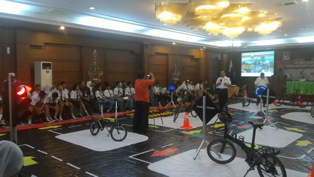 dianmiyoto's tweet photo. #AyoNgepit RT @B2WIndonesia: pparan kadishub @hubkominfosolo dlm sosialisasi #bersepeda pelajar solo, keren banget https://t.co/BbkcuP9ypu