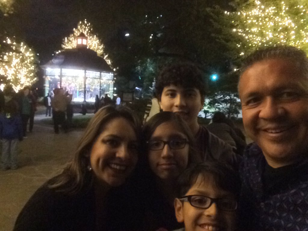 jjmartinez01's tweet photo. Good Family Times @dallasarboretum #12DaysofChristmas Courtesy of #TargetBestinCommunity https://t.co/LRUNVRcfrp