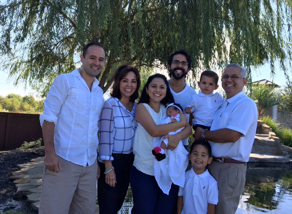 David34527120's tweet photo. Weekend off time for family photos, so bless.@ConnieDroge @DerinBriggs @djagatx @crowderabby1 https://t.co/IIKxvy9Rbg
