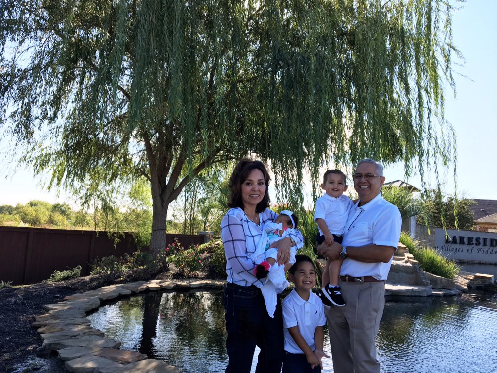 David34527120's tweet photo. Weekend off time for family photos, so bless.@ConnieDroge @DerinBriggs @djagatx @crowderabby1 https://t.co/IIKxvy9Rbg