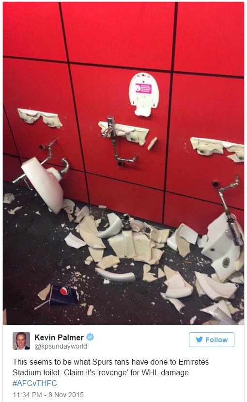 streamingfc's tweet image. Aksi balas dendam suporter Spurs merusak toilet Emirates Stadium akibat perusakan di Tribun White Hart Lane.