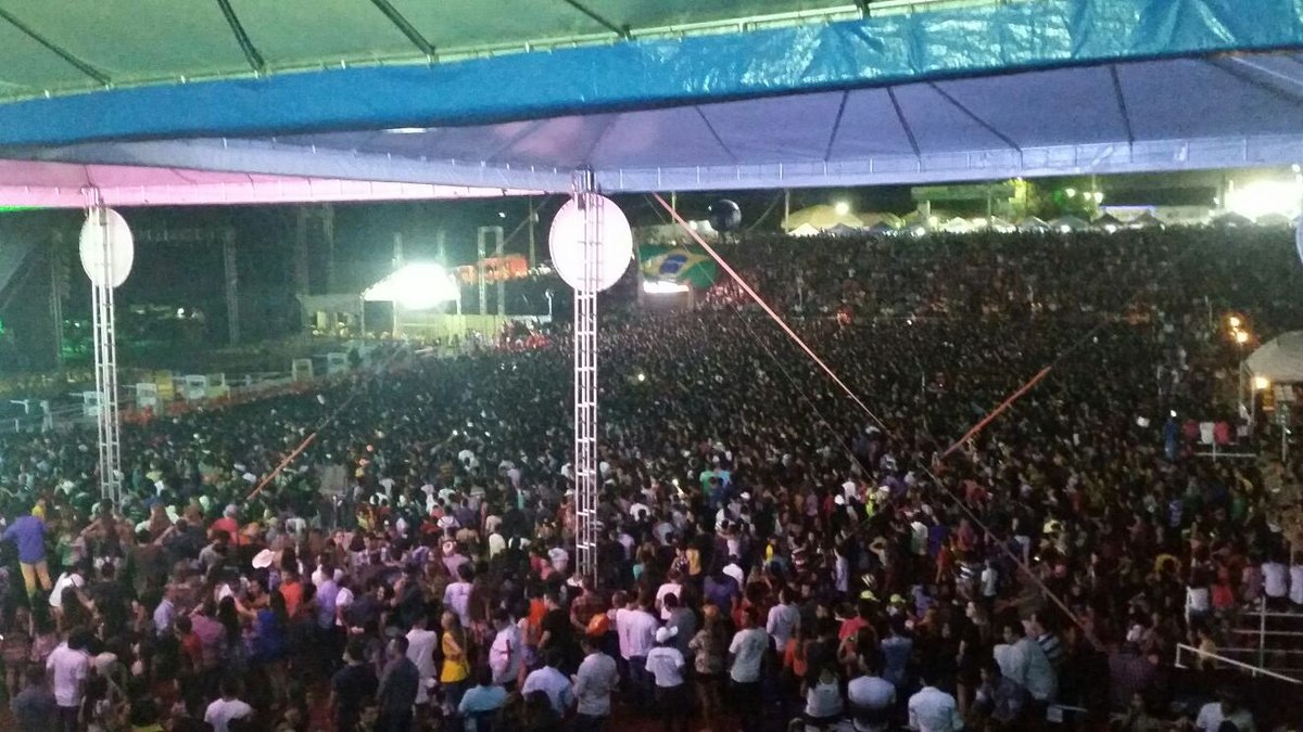 ExpofeiraAP2015's tweet photo. Público vibra com @lucaslucco com a música Nem Te Conto #expofeiraap2015 #QuemSabeFaz https://t.co/OvUu4BSZCz