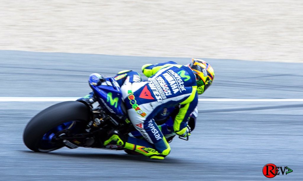 evajimenezlanza's tweet photo. Enhorabuena  Jorge Lorenzo! Campeón del mundo @lorenzo99 #ValenciaGP #TheGrandFinale #lastfinalonedream https://t.co/2s9haxe0Jk
