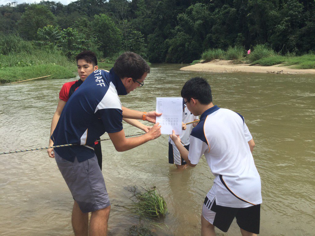 GeographyJB's tweet image. @ECiM_Geo instructing the @EpsomCollegeMY  Year 11 geographers on their #geotastic fieldwork. #gcsecoursework