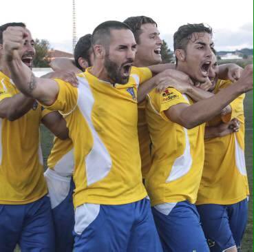 @GinesFama <a href="/CarlosRodrii10/">Carlos Carrasco</a> <a href="/8RubenRodriguez/">Rubén Rodríguez</a>  junto al resto de jugadores celebran el gol en la tarde de ayer