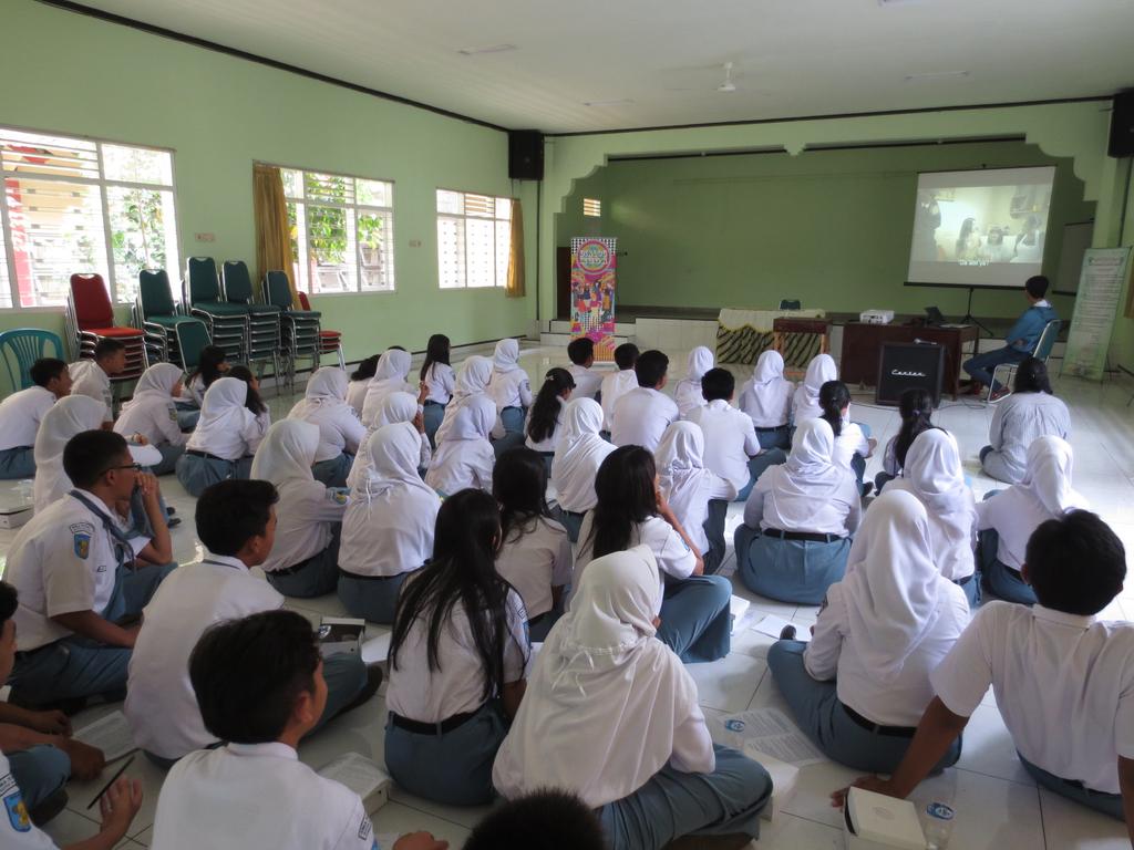 _pamflet's tweet photo. Teman-teman SMAN 1 Salatiga lg menonton film "Misteri Anu Jatuh" karya @dialogmuda #dialogmuda2015 https://t.co/yVo43hgTDD