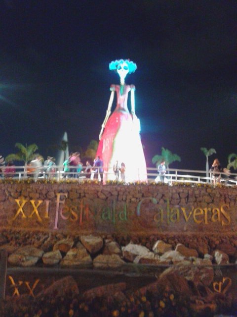 jesusweso's tweet photo. Excenlente noche contigo mii amor @MiranDaG_24  en el #festivaldelascalaveras2015 https://t.co/eRebw77R5j