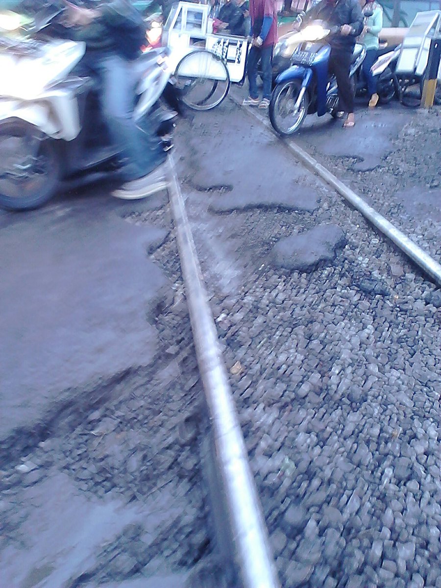 RT <a href="/nenxrikudou/">nunu</a>: hati" lewat rel kreta api cimindi byk legokan dn licin udh byk yg jatoh d k 2 arah