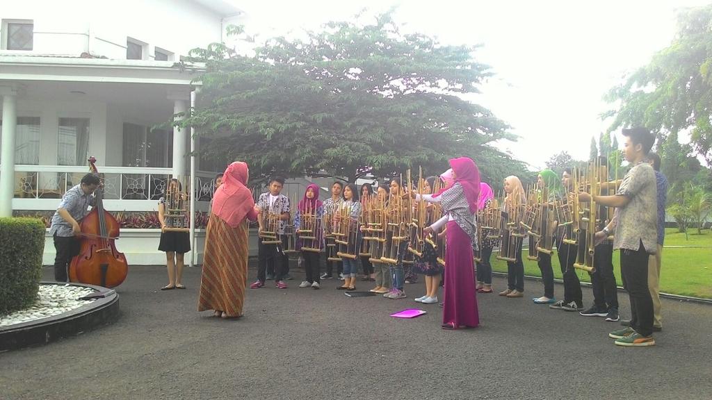 angklungMuhibah's tweet photo. Duh, Pak @aheryawan.. Kita masih belum bisa move on nih dari undangan main angklung kemarin di Pakuan. https://t.co/aOPl48EId5